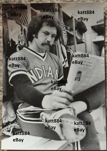 FOTO DE PRENSA ORIGINAL 1977 CLEVELAND INDIOS WAYNE GUIRNALDA VESTUARIO  - Imagen 1 de 2