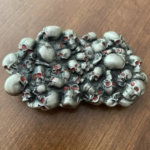 Silver Tone Multi Schädel Gürtelschnalle tolle amerikanische Produkte mit roten Augen - Bild 1 von 6