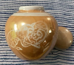 Glossy PEACH Vintage Lusterware Ginger Jar Vase Outlined White Animal - Picture 1 of 6