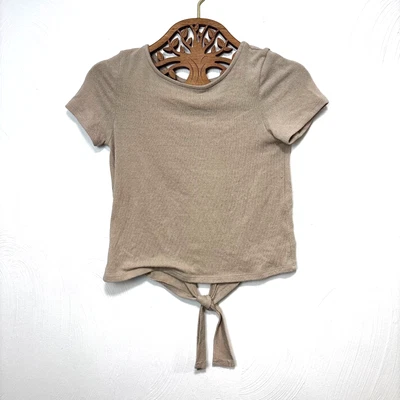 Camiseta Alya Beige Ojo de Cerradura Recorte en la Espalda Manga Corta Sólida Linda Camisa Boho Foto 1 de 4