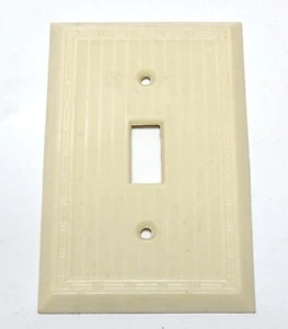 VINTAGE BRYANT IVORY BAKELITE / PLASTIC SINGLE TOGGLE LIGHT SWITCH PLATE NOS - Picture 1 of 6