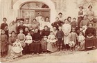 CPA 30 BOURDIC CARTE PHOTO GROUPE DU VILLAGE cliché N°2 (voir panneau coté droit