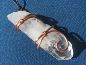 Colgante envuelto en alambre de cobre con punta de cristal de cuarzo transparente - Envoltura Tesla - Imagen 1 de 8