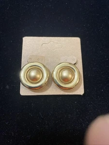 Vintage Carolee Gold Tone Medium Clip-on Earrings - Picture 1 of 4