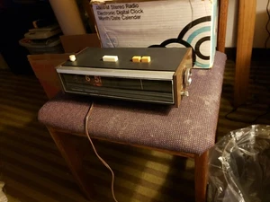REALISTIC Chronomatic-104 AM-FM Stereo Flip Clock Alarm Radio Vintage Works - Picture 1 of 12