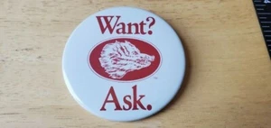 Spilla promozionale testa di cinghiale pinback pulsante desiderato? Chiedi. Logo rosso sfondo bianco deli - Foto 1 di 3