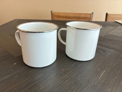 Набор из 2 белых эмалированных кружек Pottery Barn - Изображение 1 из 4