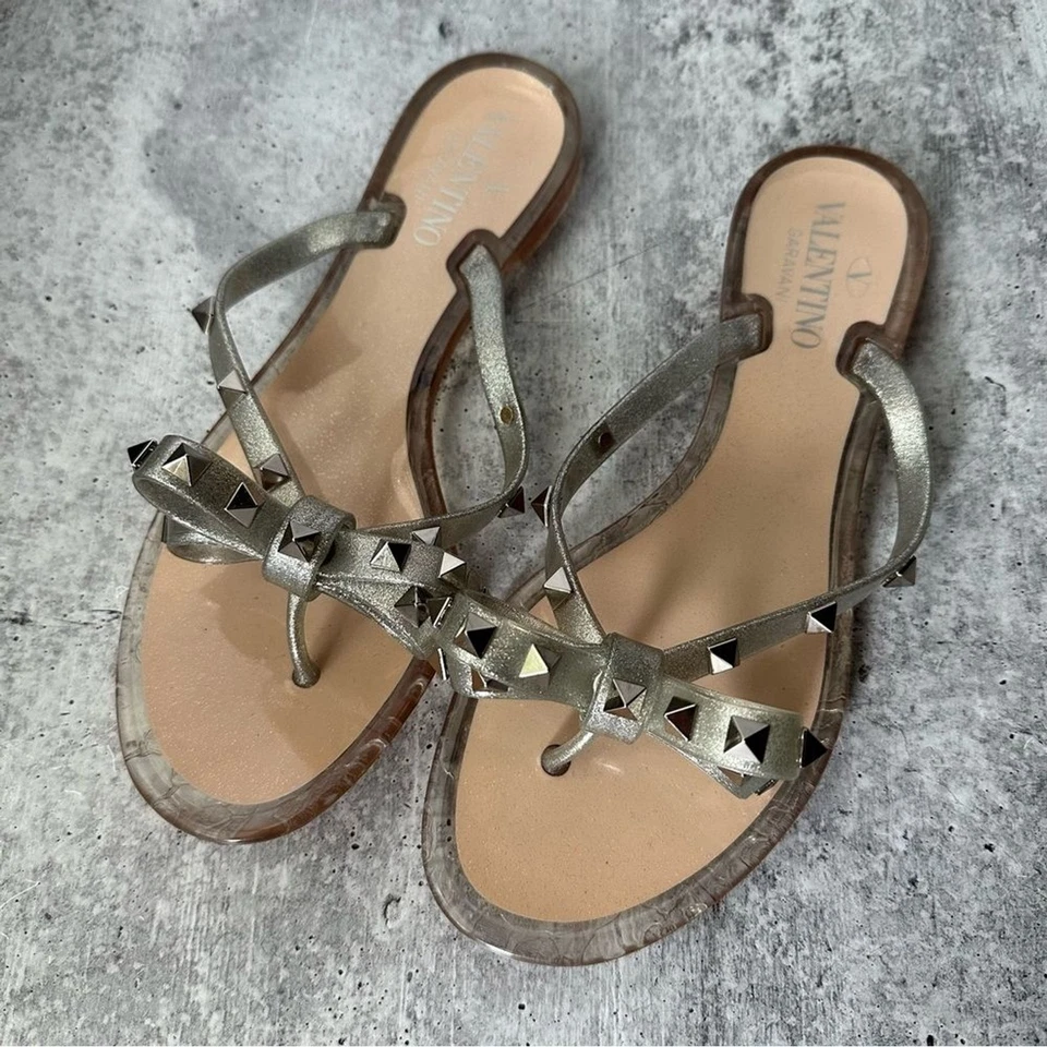 Sandalias planas Valentino Rock con lazo de gelatina en plata talla EU 37 / US 7 Foto 1 de 4