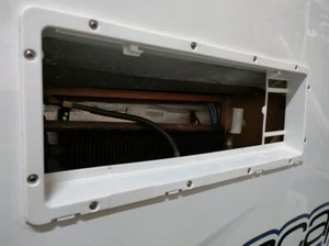 TELAIO SFIATO FRIGORIFERO THETFORD BIANCO SUPERIORE O INFERIORE 62407780 - Foto 1 di 9