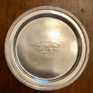 Vassoio punta placcato argento pesante ben usato Hotel Muehlebach KC Mo Int Silver Co 6,5" - Foto 1 di 7