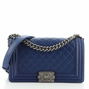 blue quilted chanel bolsa