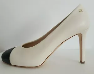 Décolleté Chanel Polis classiche avorio nero punta oro logo CC EU 41 I LOVE SCARPE - Foto 1 di 8