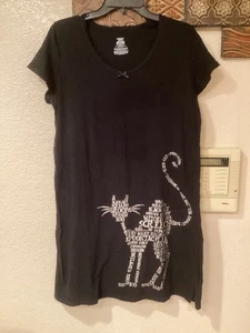 Halloween S/S Gato Camisón Negro en Palabras Plateadas 42”Cx35”L Talla S/M (6-10) - Imagen 1 de 5
