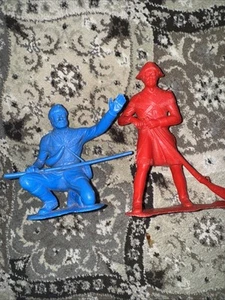 2 Large 1960’s VINTAGE TOYS DAVY CROCKETT Red /blue PLASTIC FIGURINES 6” Tall - Afbeelding 1 van 1