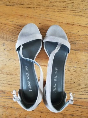 ЖЕНСКИЕ STUART WEITZMAN ПОЧТИ НУД СЕРЫЙ РАЗМЕР 7 КАБЛУКИ БЛОК САНДАЛИИ - Изображение 1 из 4