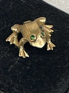 Vintage signierte Avon goldfarbene Frosch Anstecknadel mit smaragdgrünen Augen - Bild 1 von 1