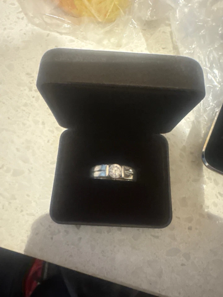 Anillo de platino y diamantes Foto 1 de 1