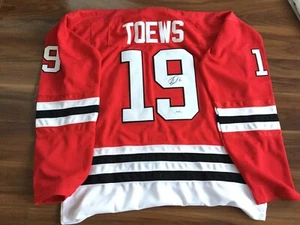 Camiseta deportiva firmada de Jonathan Toews autografiada de los Chicago Blackhawks PSA ADN certificado de autenticidad a - Imagen 1 de 3