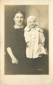 c1910 RPPC; Nice Portrait of Young Mother & Happy Smiling Toddler Unknown US - Imagen 1 de 2