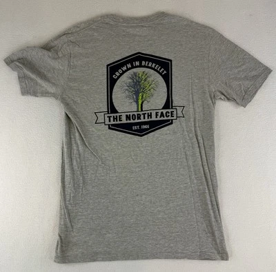 Camiseta gris The North Face para hombre pequeña cultivada en Berkeley corte clásico árbol Foto 1 de 4