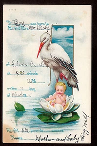 Tarjeta postal de felicitación anuncio de nacimiento cigüeña ven para bebé en almohadilla de lirio 1915 - Imagen 1 de 2