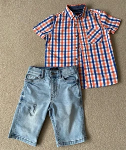 Pantaloncini stile denim Next con regolazione in vita + camicia manica corta - 7 anni - Foto 1 di 6