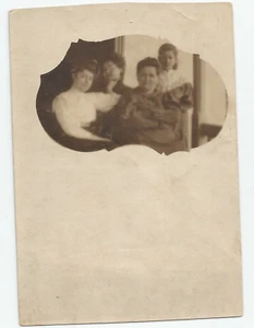 Foto Antigua Foto Niñas Abrazando Borrosa Antes de 1918 Extraña Extraña Extraña De Colección - Imagen 1 de 2