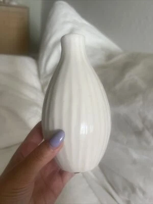 "Florero redondo contemporáneo West Elm soplado cerámica color crema 6,25"" de alto" Foto 1 de 4