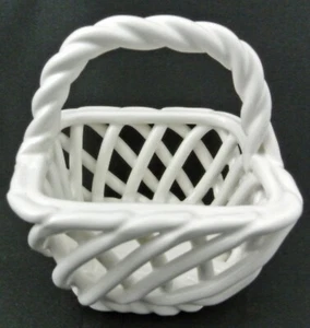 Cesta de porcelana blanca de los años 50 elegancia vintage de Taiwán 4"x4"x 4 3/4" - Imagen 1 de 5