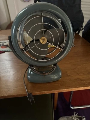 Ventilador de mesa Vornado vintage en funcionamiento, verde Foto 1 de 3