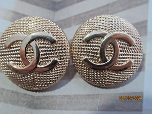 CHANEL 2 BOTONES TONO DORADO METAL, logo cc 22MM/MENOS DE 1'' ESTO ES PARA 2 - Imagen 1 de 3