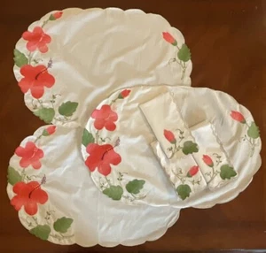 Juego De Colección De 3 Colchonetas Y 3 Servilletas Apliques, Bordados, Encaje Trabajo A Mano - Imagen 1 de 4