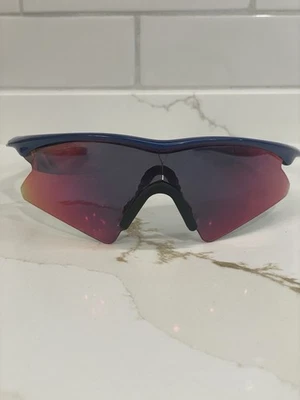 Óculos de sol vintage Oakley armação M azul irídio vermelho lentes EUA LEIA DANO - Imagem 1 de 4