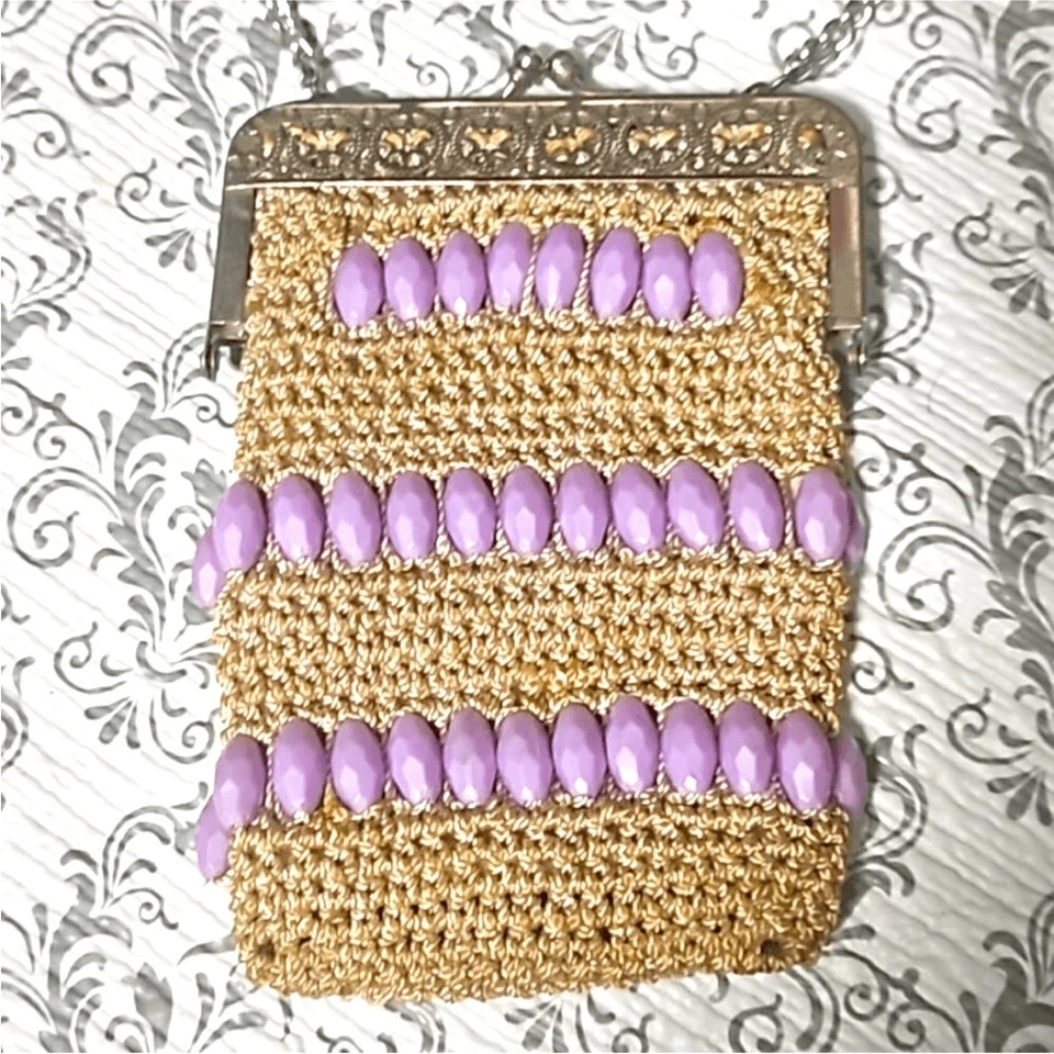 Bolso sin asas antiguo Art Deco de malla con solapa tono plateado bloqueo de beso púrpura con cuentas Foto 1 de 4