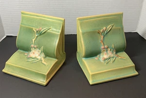 Vintage Roseville Kunstkeramik 2er Set grüne Apfelblüte Blumen Buchstützen #359 USA - Bild 1 von 16