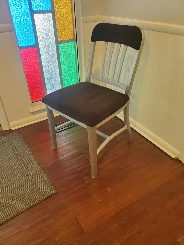 Sillas tapizadas de aluminio Emeco Foto 1 de 1