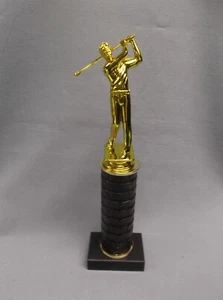 goldener männlicher Golfpokal gedrechseltes Holz Ziegelmuster Säule schwarzer Marmorsockel Auszeichnung - Bild 1 von 1