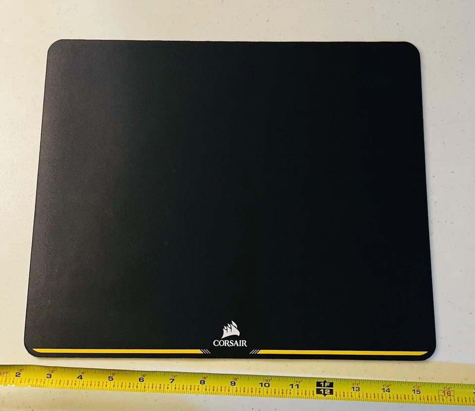 Alfombrilla de ratón para juegos Corsair MM200 de tela mediana - negra con borde amarillo ligeramente usada Foto 1 de 2