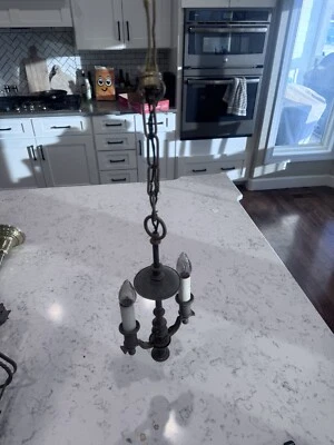 Lámpara de araña antigua Art Nouveau de latón con 2 luces colgantes ornamentadas Foto 1 de 4