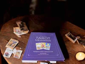 Das große Buch der Tarot-Bedeutungen Sam Magdaleno Anfängerhandbuch PB Neu - Bild 1 von 5