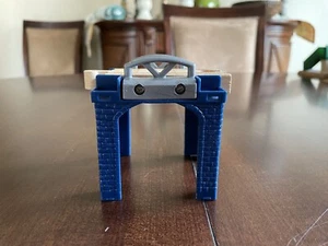 Thomas Friends Panzer Lok Zug Holzeisenbahn blauer Backstein Steigleitung Stütze - Bild 1 von 3