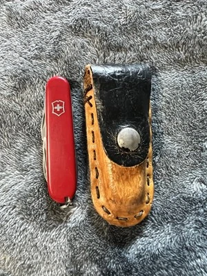 Navaja suiza Victoriknox multiherramienta con estuche de cuero roja coleccionable clásica Foto 1 de 4