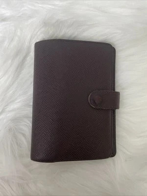 Estuche porta pasaporte de cuero marrón LOUIS VUITTON Foto 1 de 4