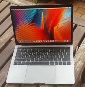Apple MacBook Pro 13.3" 2016 with Touch Bar - i7 - 16 GB - 512GB SSD - Picture 1 of 12