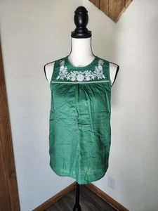J. Blusa Crew verde sin mangas con bordado floral blanco - Imagen 1 de 4