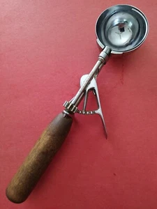 Cuchara de helado vintage/antigua Hamilton Beach 31 talla 20 mango de madera disher - Imagen 1 de 12