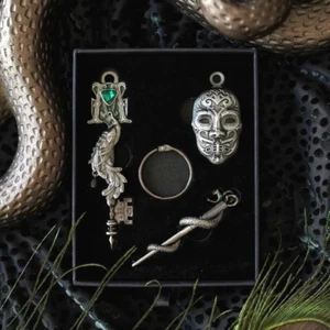 Litjoy Magical Harry Potter Wizard Key/Keyring #27 Malfoy Dark Wizard Manor NIB - Picture 1 of 7