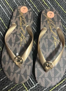 Michael Kors Damen 7 braun/gold Metall MK Charm Logo Flip Flops EINZELHANDEL $ 75 - Bild 1 von 3