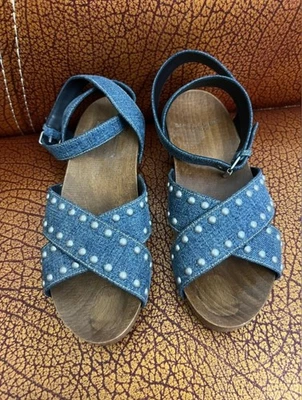 Sandalias de verano Saint Laurent Paris azules con tachuelas de mezclilla de madera de moda 8,5 $650 Foto 1 de 4
