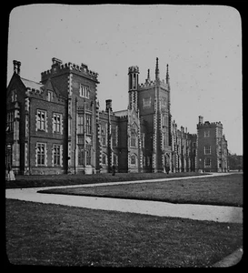 ANTIGUA Linterna Mágica Diapositiva QUEENS COLLEGE BELFAST C1890 FOTO VICTORIANA IRLANDA - Imagen 1 de 2